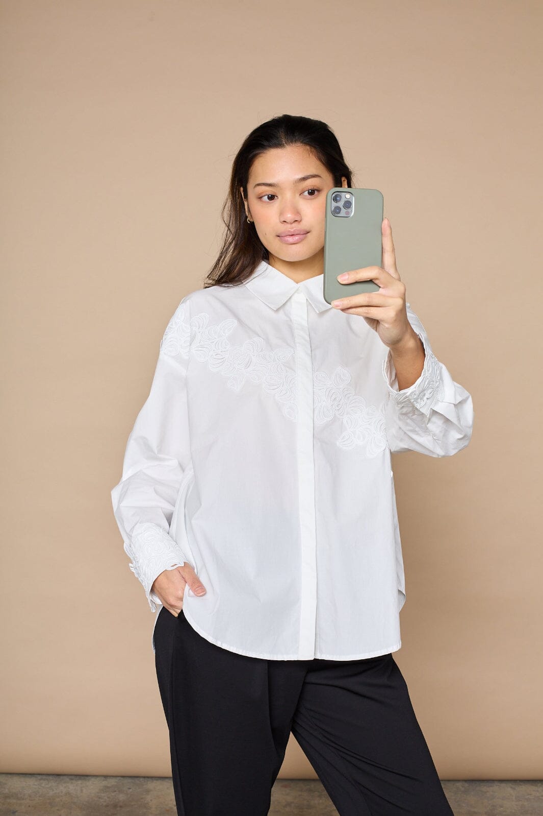 Love & Divine - Love1509 19671 - 100 - White